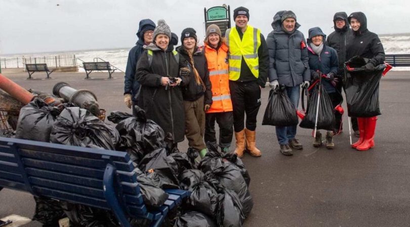 Unrelentingly depressed man starts picking up trash - and helps clean up 13 tons of trash with family and strangers